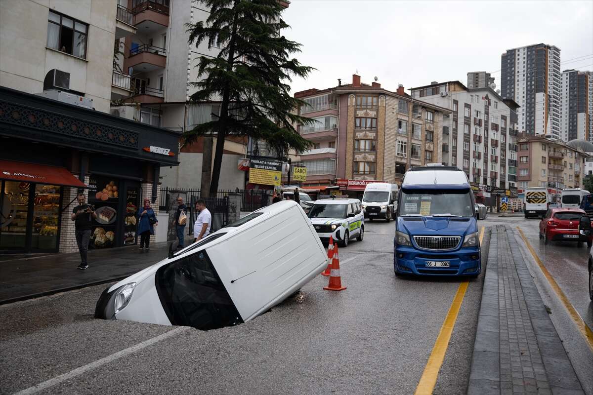 Sağanak Ankara'yı vurdu! Alt geçit göle döndü, otomobil çöken yola saplandı 1